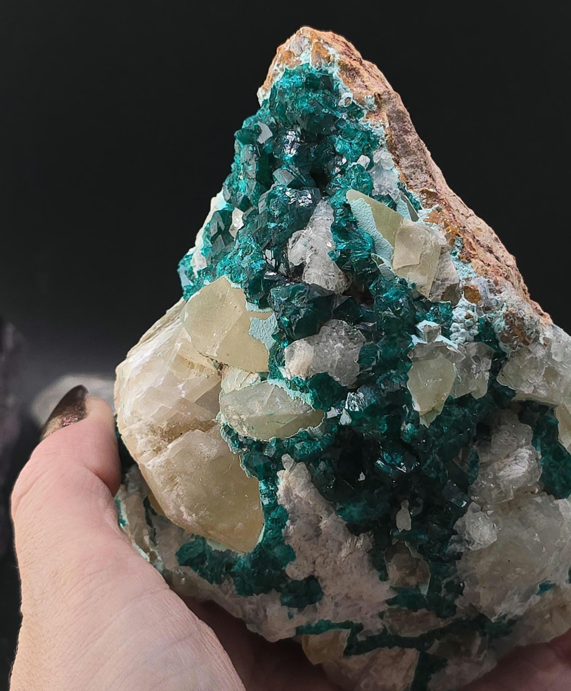 DIOPTASE MOUNTAIN from the DRC with Calcite and quartz! Huge piece at 1kg! Heart chakra!