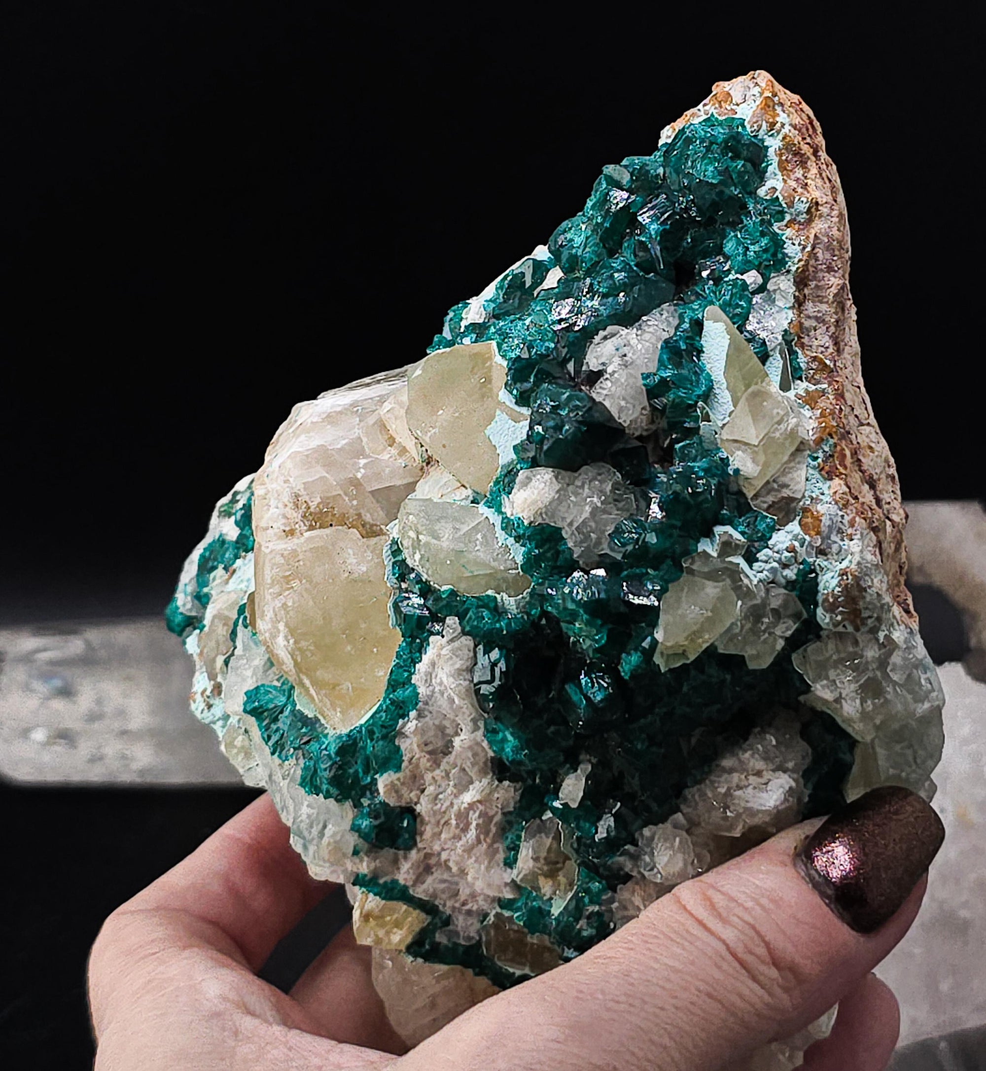 DIOPTASE MOUNTAIN from the DRC with Calcite and quartz! Huge piece at 1kg! Heart chakra!