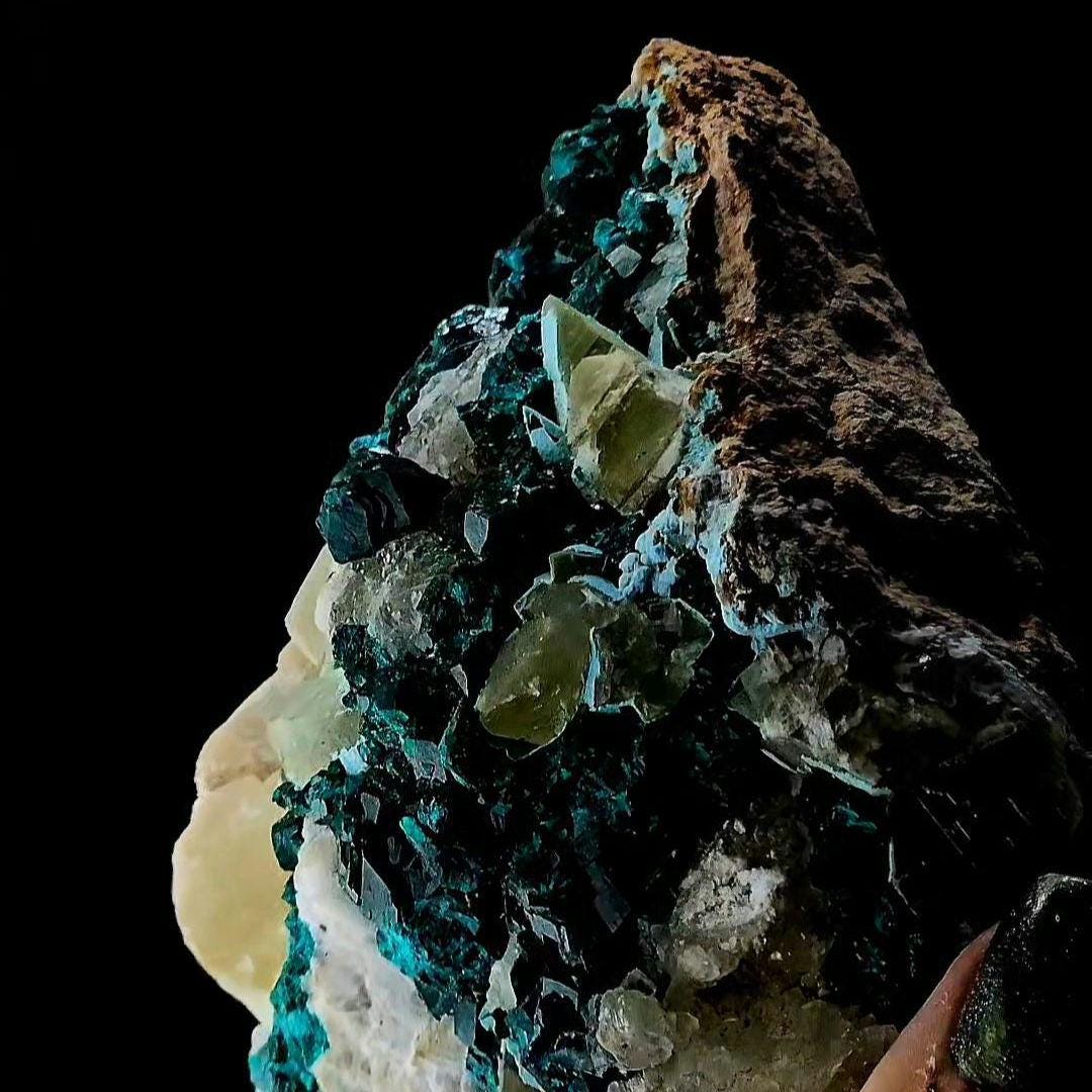 DIOPTASE MOUNTAIN from the DRC with Calcite and quartz! Huge piece at 1kg! Heart chakra!