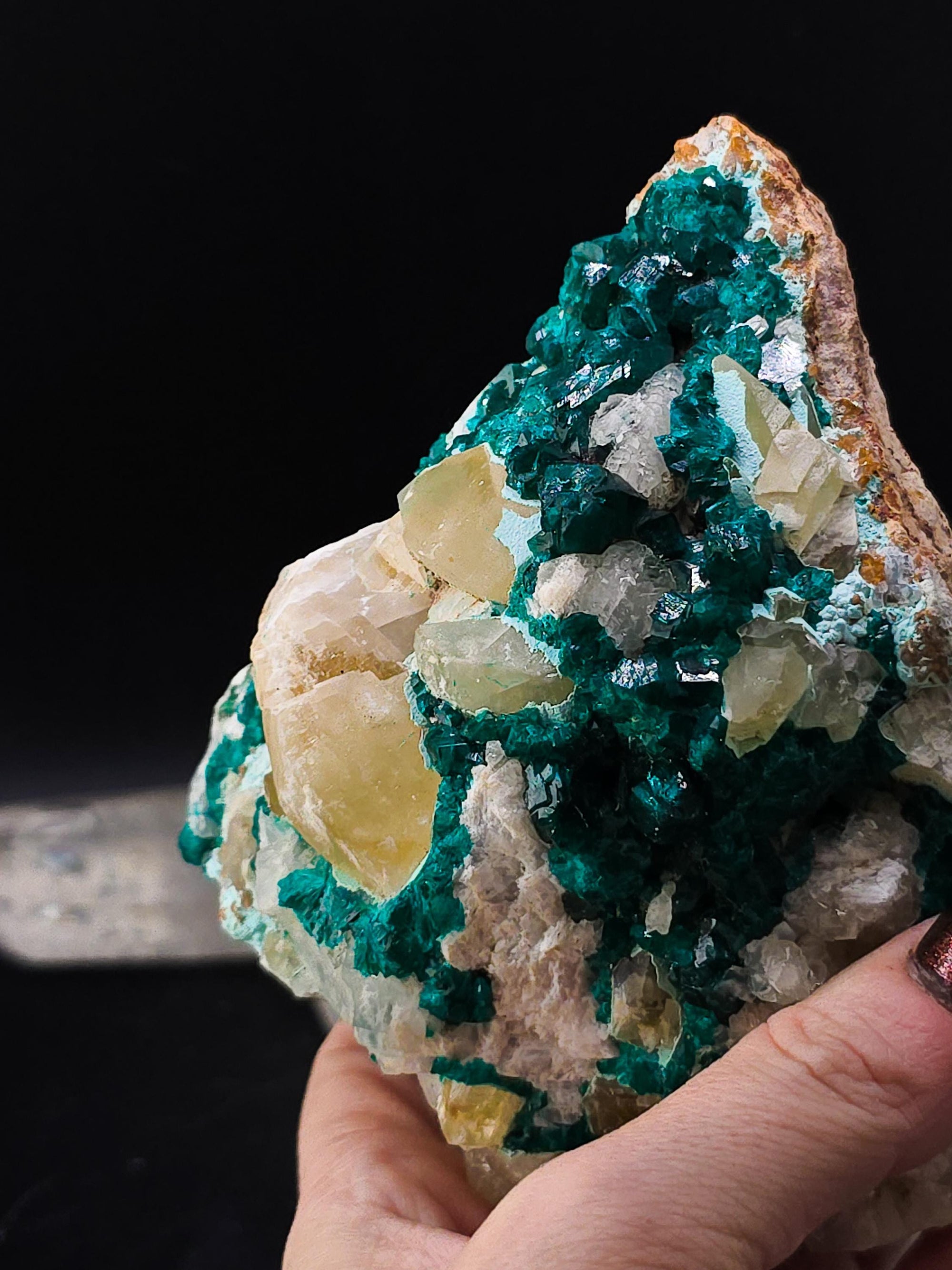 DIOPTASE MOUNTAIN from the DRC with Calcite and quartz! Huge piece at 1kg! Heart chakra!