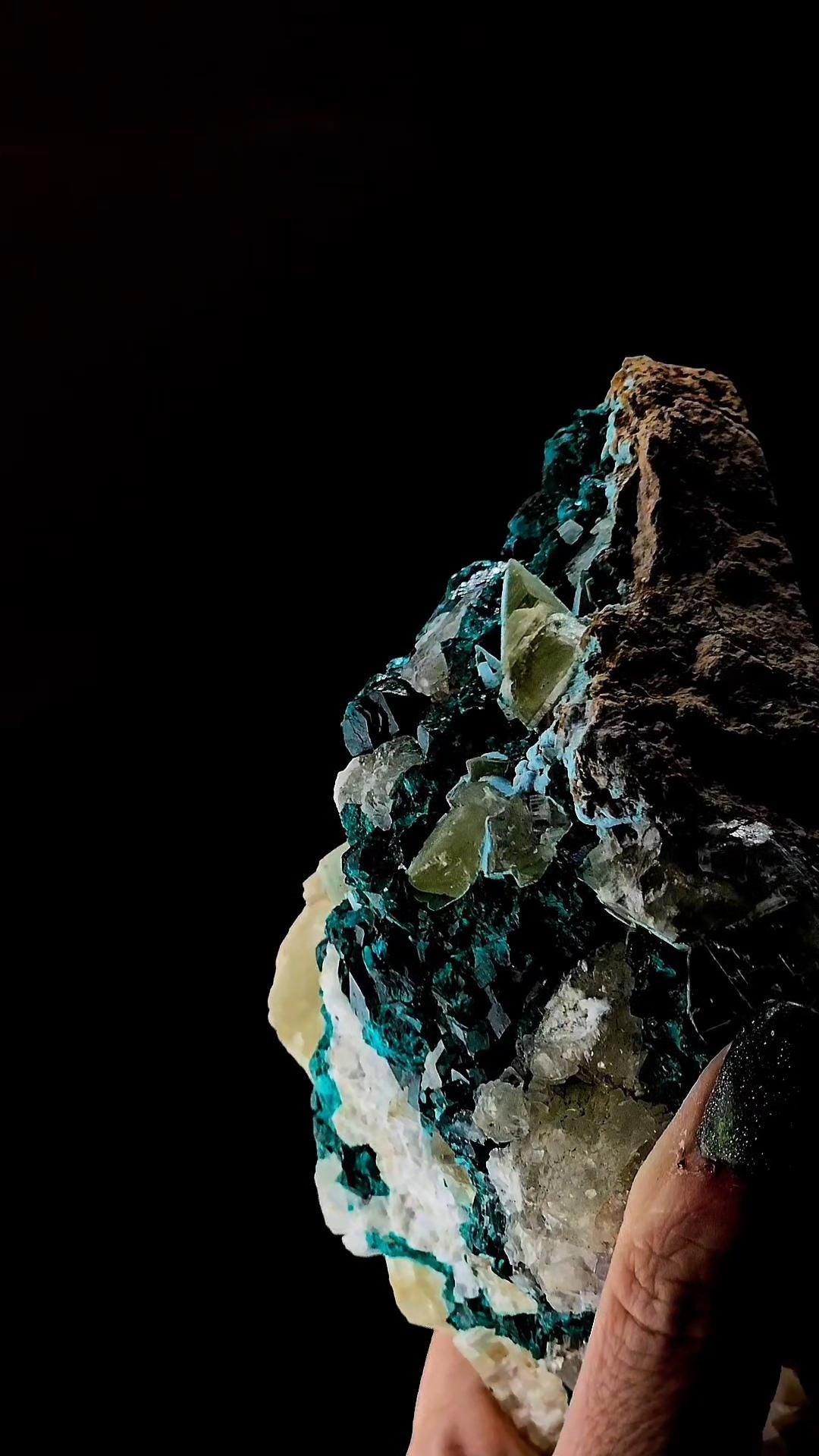 DIOPTASE MOUNTAIN from the DRC with Calcite and quartz! Huge piece at 1kg! Heart chakra!