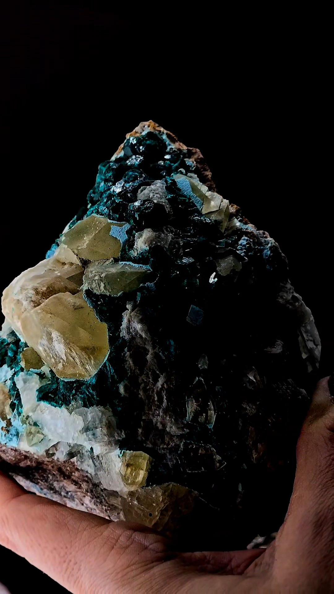 DIOPTASE MOUNTAIN from the DRC with Calcite and quartz! Huge piece at 1kg! Heart chakra!