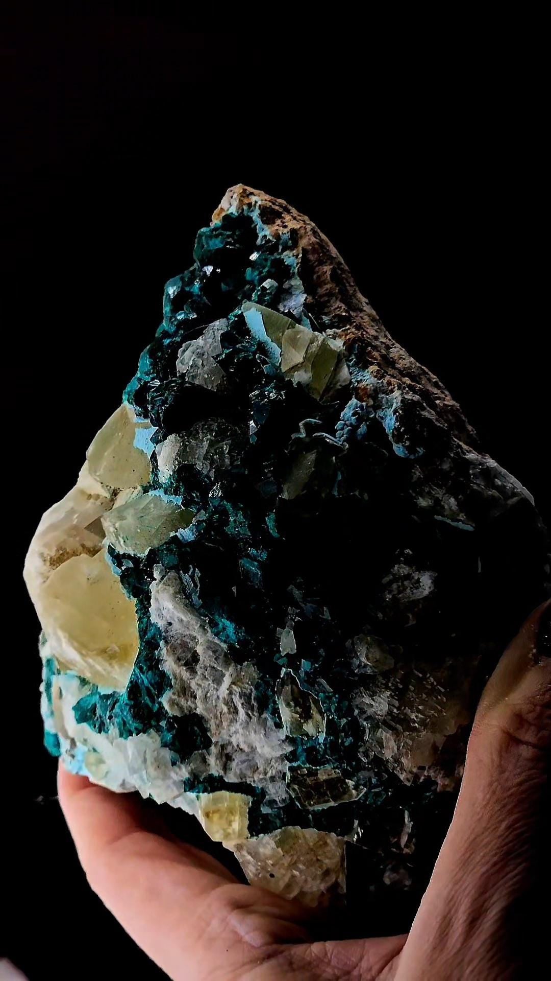 DIOPTASE MOUNTAIN from the DRC with Calcite and quartz! Huge piece at 1kg! Heart chakra!