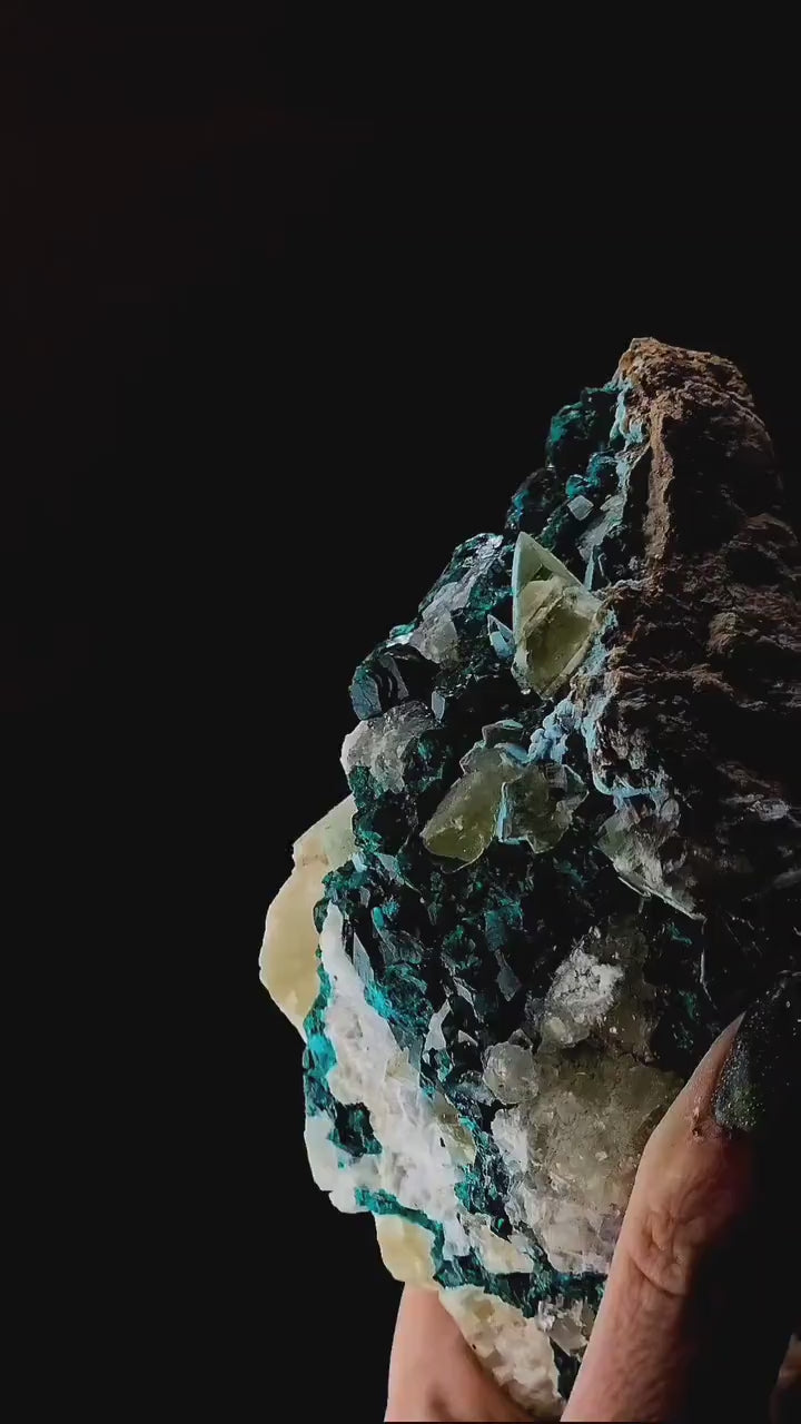 DIOPTASE MOUNTAIN from the DRC with Calcite and quartz! Huge piece at 1kg! Heart chakra!